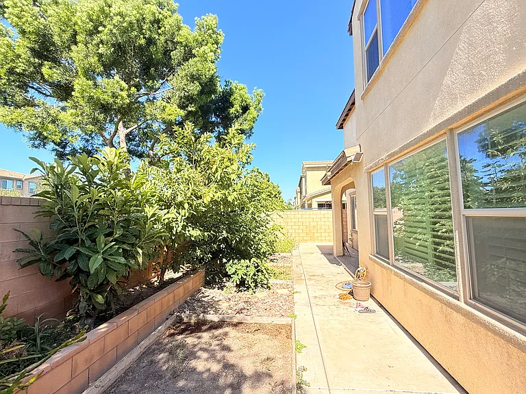 2751 E Agrarian St — Photo 40