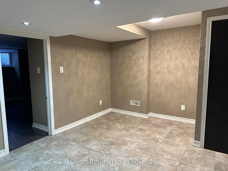 5215 Micmac Cres #LOWER — Photo 6