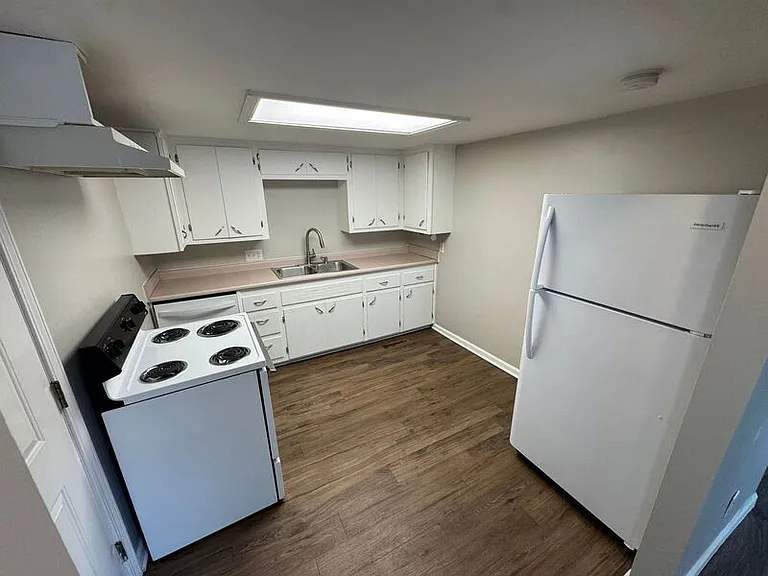 2929 E University St #5 — Photo 3