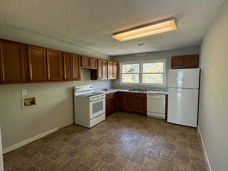 724 Belmont St — Photo 3