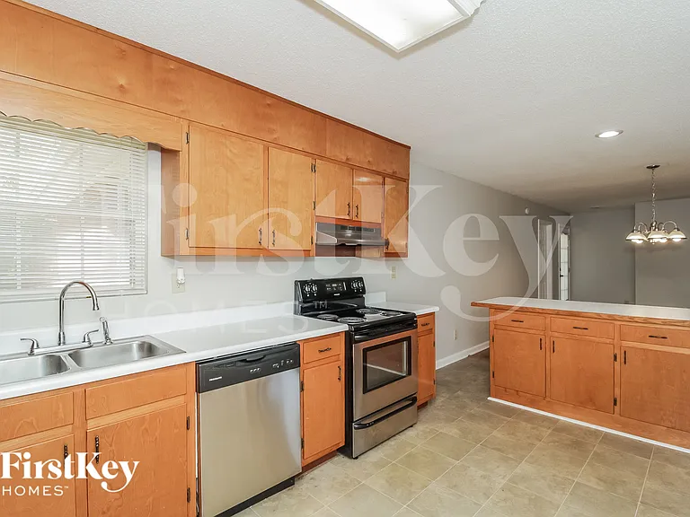 420 Castlewood Rd — Photo 7