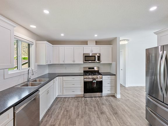 2nd image of 5852 Fairview Pl