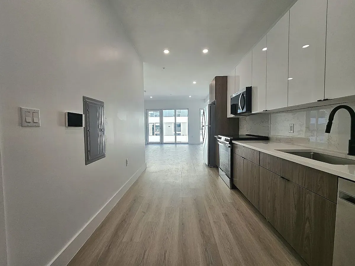 2 bed, 900 sqft, $2,595 — Photo 1