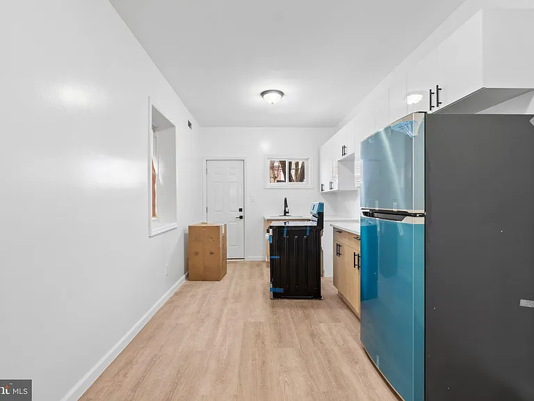 2055 Dickinson St — Photo 9