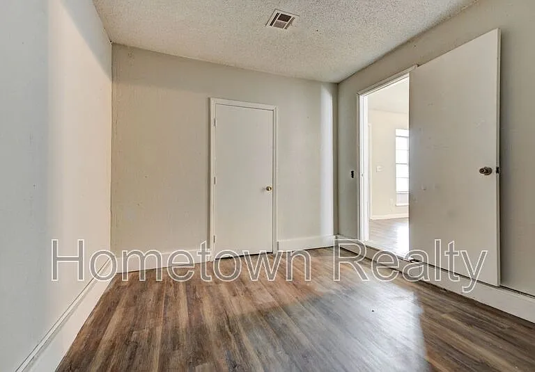 208 W Shadywood Dr — Photo 14