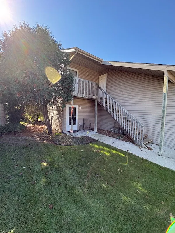 8 bed, 5252 sqft, $1,200 — Photo 1