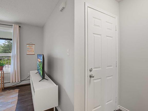 4th image of 11 Stanton St #25