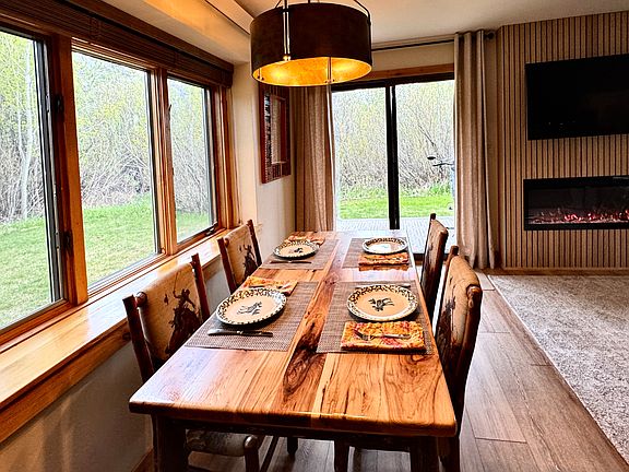 lots of natural light comes into this corner unit
