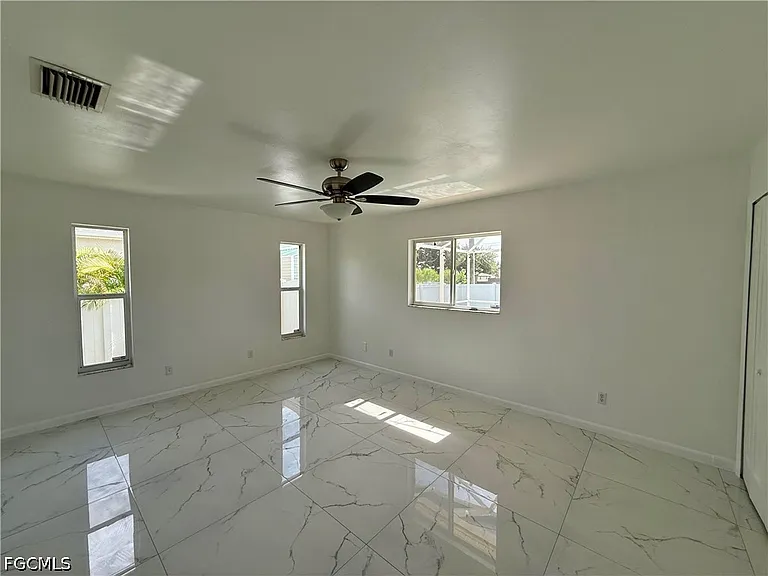 2209 NE 9th Ave — Photo 23