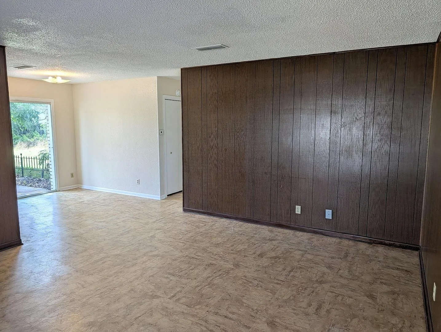 402 Skyline — Photo 4