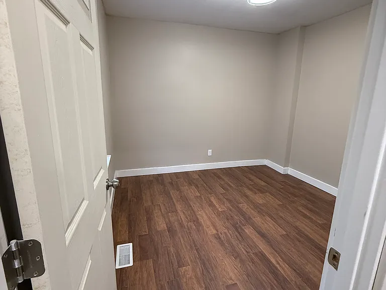 810 E 8th St #1 — Photo 11