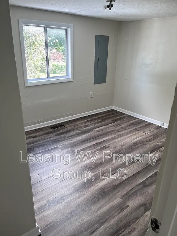 3 bed, 1.0 bath, 900 sqft, $750 — Photo 1