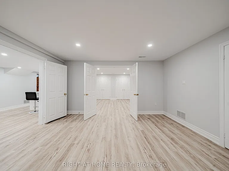 3 Glenayr Rd #LOWER — Photo 22
