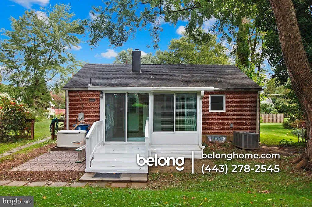 3 bed, 1.0 bath, 910 sqft, $2,685 — Photo 1