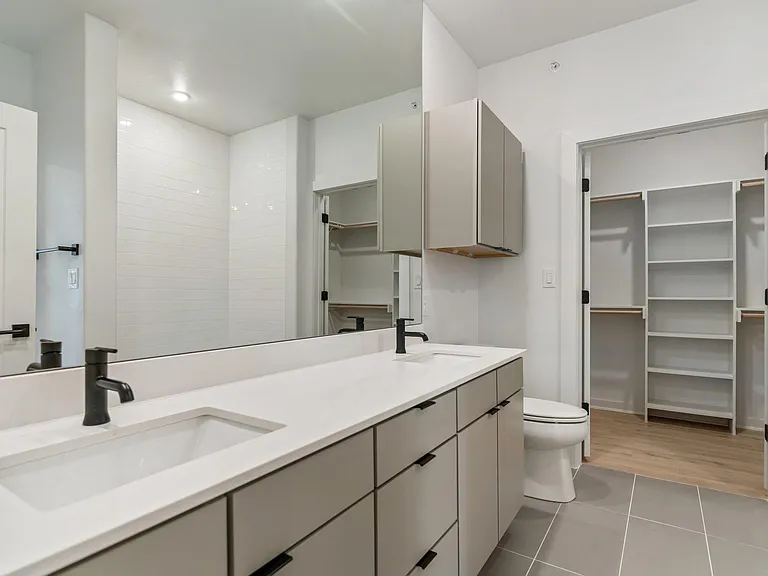 100 W Mockingbird Ln — Photo 16
