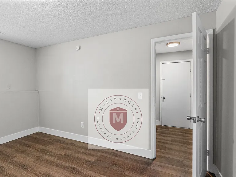 425 Castle Dr — Photo 16