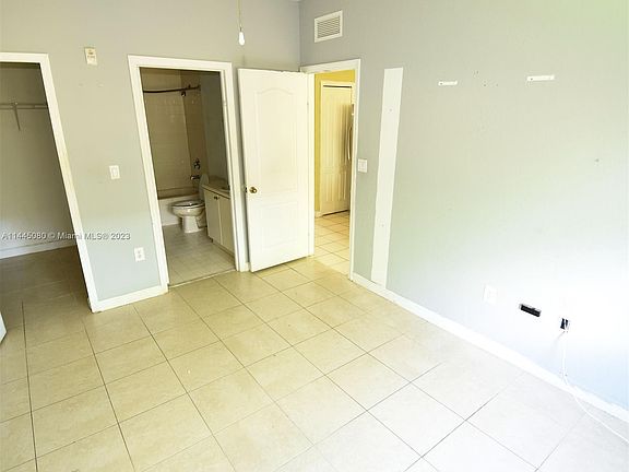 4th image of 1543 SE 25th St Unit 207