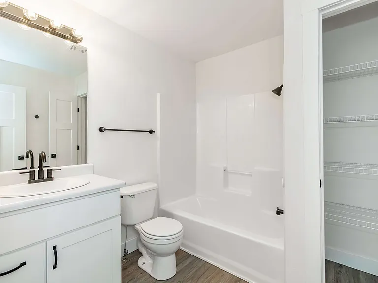 Cambridge Park Apartments 1 bed 1 bath bathroom