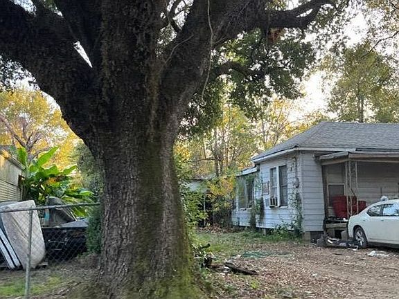 3rd image of 2935 Woodford St