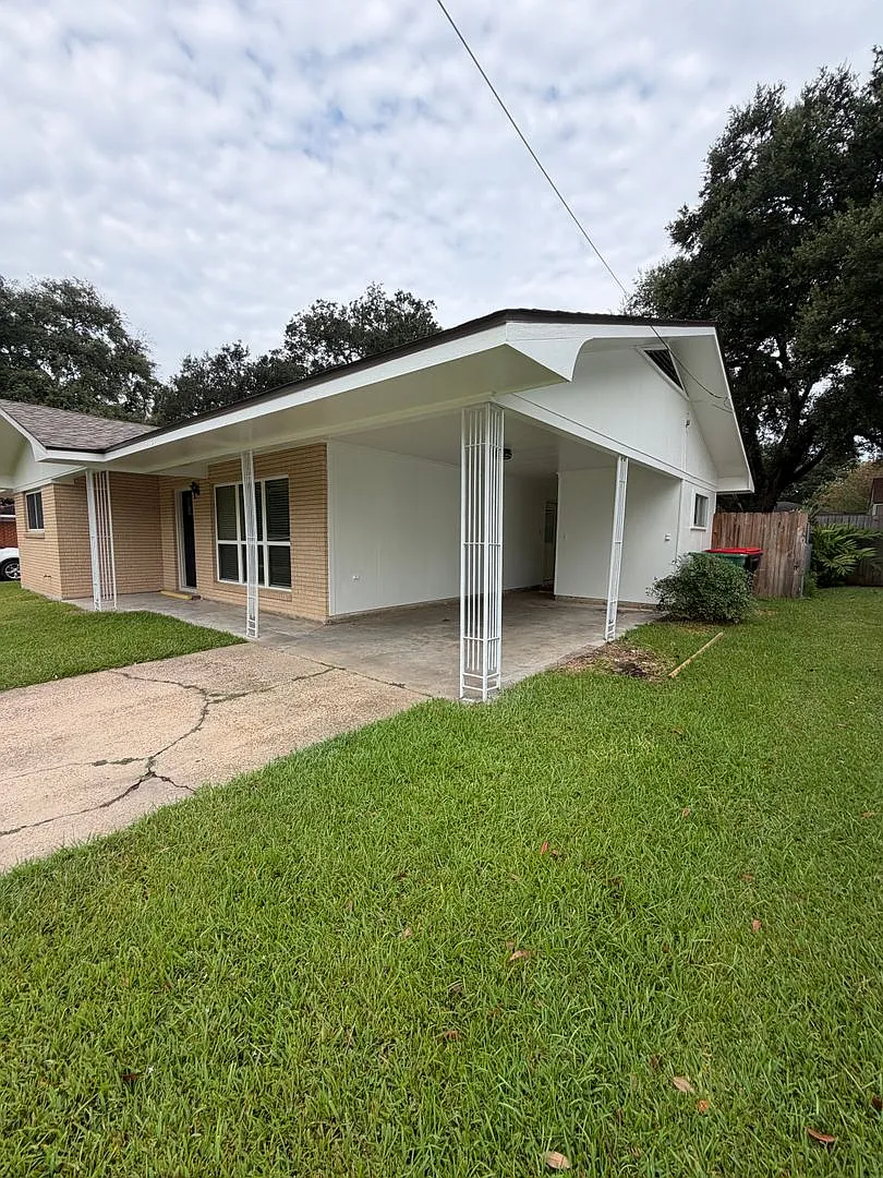 3 bedroom 1 1/2 bath brick home — Photo 4