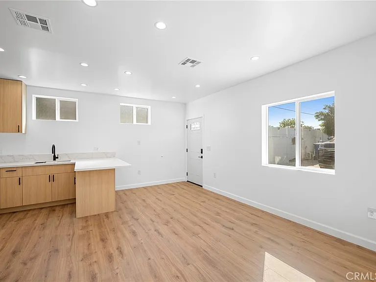 14298 Van Nuys Blvd — Photo 8