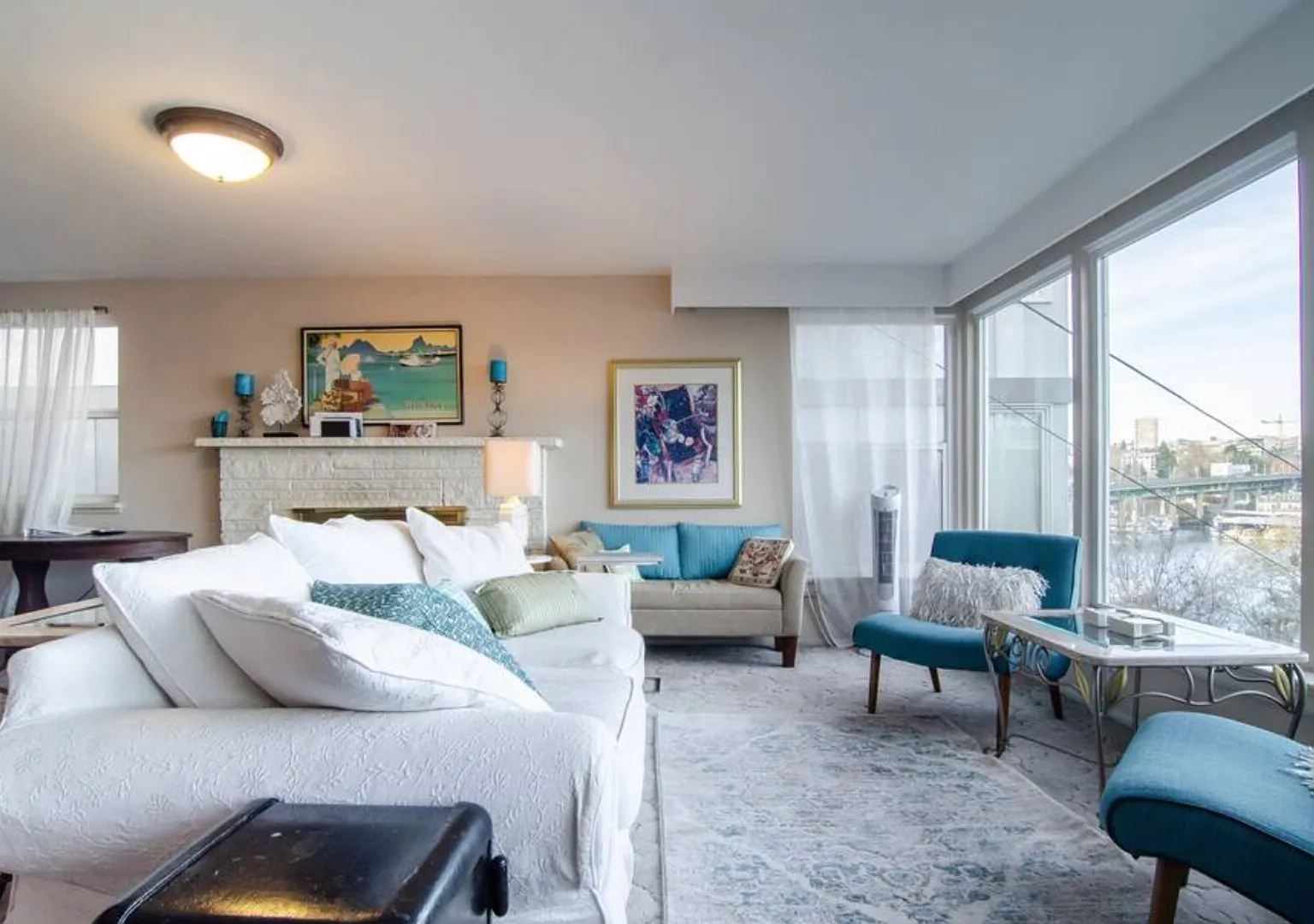 Beautiful 2BR + Bonus Sleeping Room + 1.25 Bath with Bay Views! — Photo 4