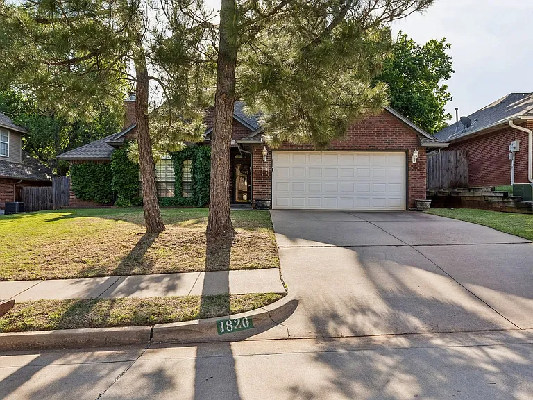 1820 Chelsea Dr — Photo 3