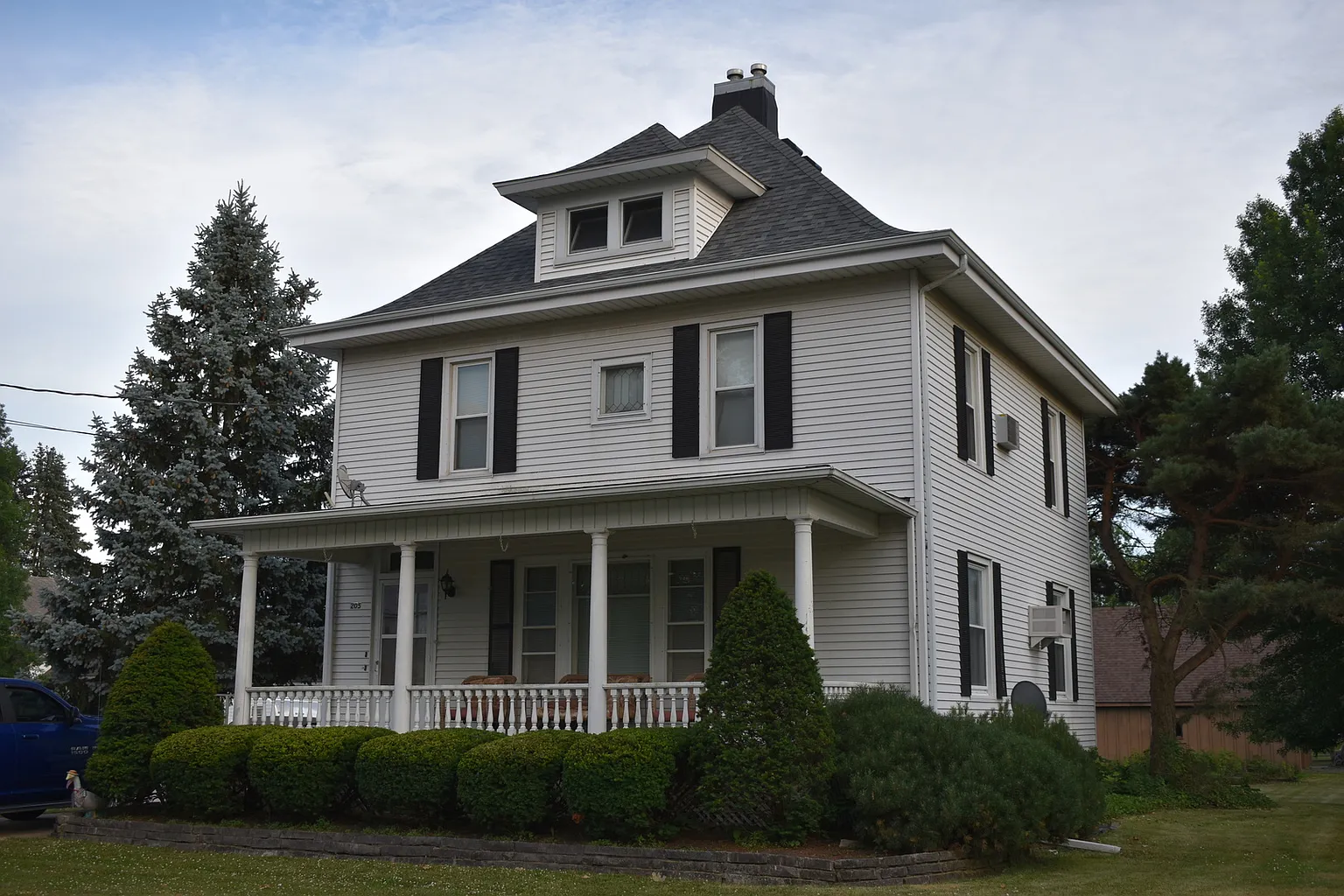 205 W Broad St photo 1