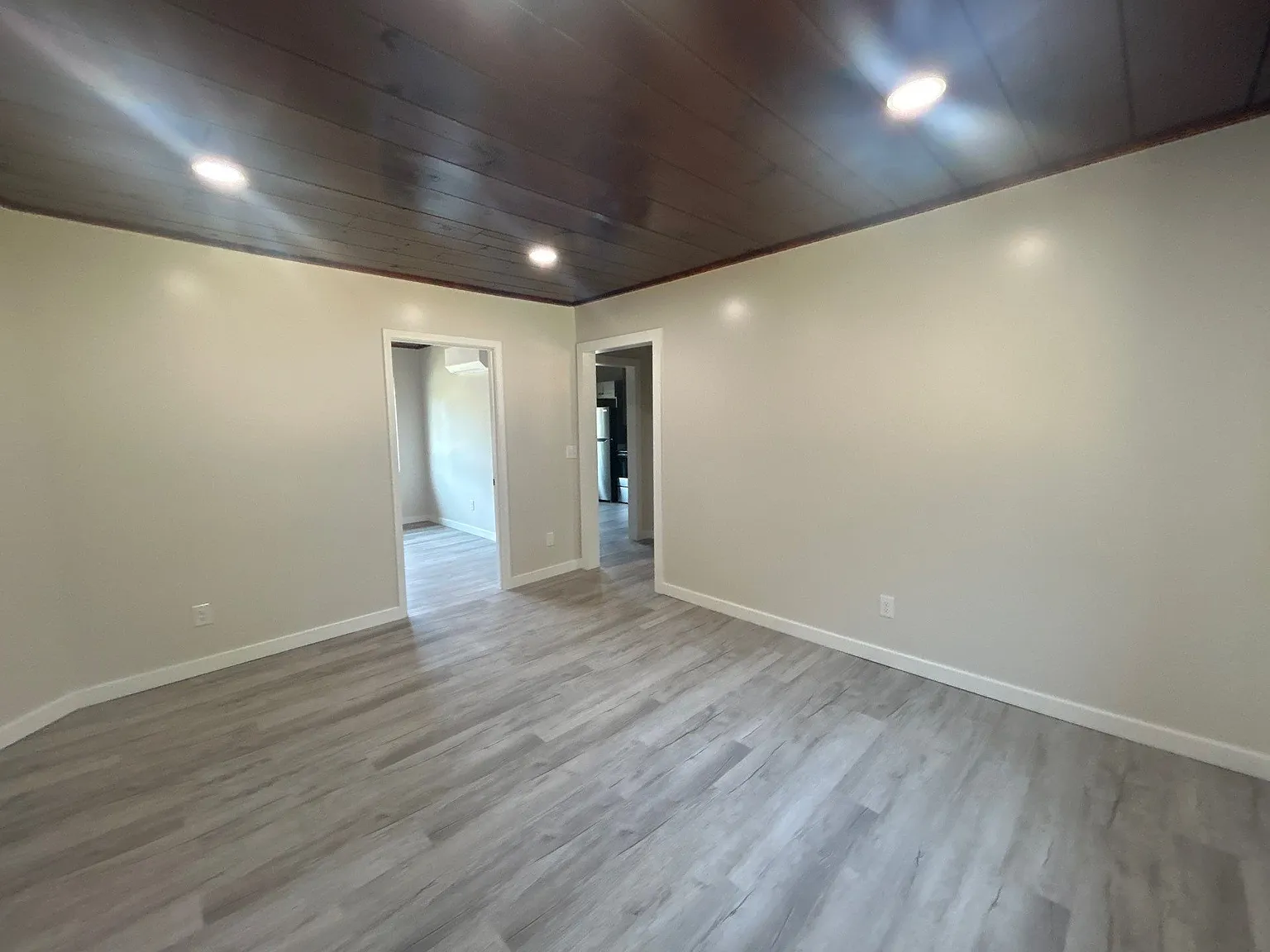 2 bed, 1.0 bath, 1000 sqft, $1,000 — Photo 1