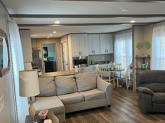 3rd image of 135 Poplar Cir