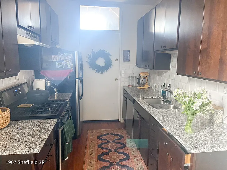 1907 N Sheffield Ave — Photo 3