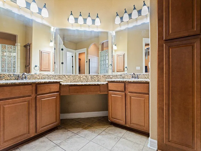 916 Easton Dr — Photo 18