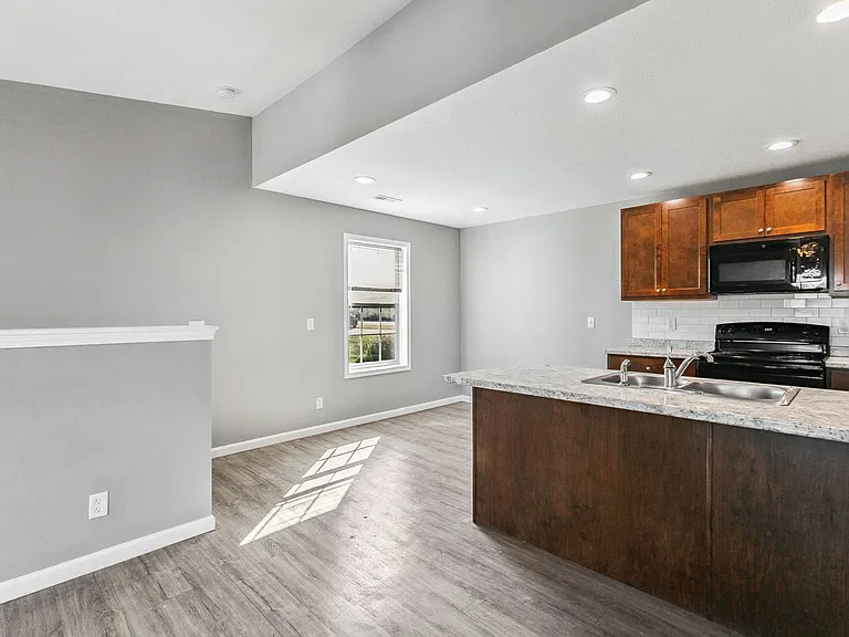 2303 N Broadway St — Photo 42