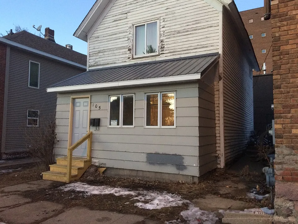 105 1st Ave SW #105-1/2
