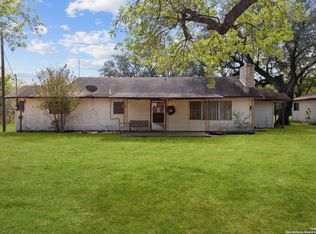 663 County Road 664, Devine, TX 78016