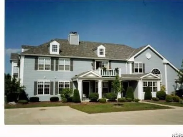 23474 Grist Mill Ct #8-1, Olmsted Falls, OH 44138