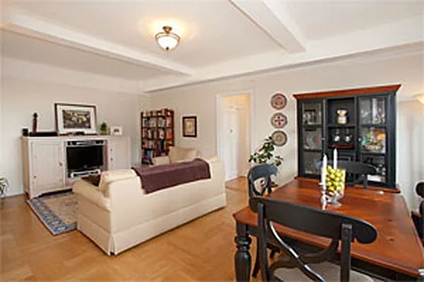 Sold by Warren Lewis Realty | media 27