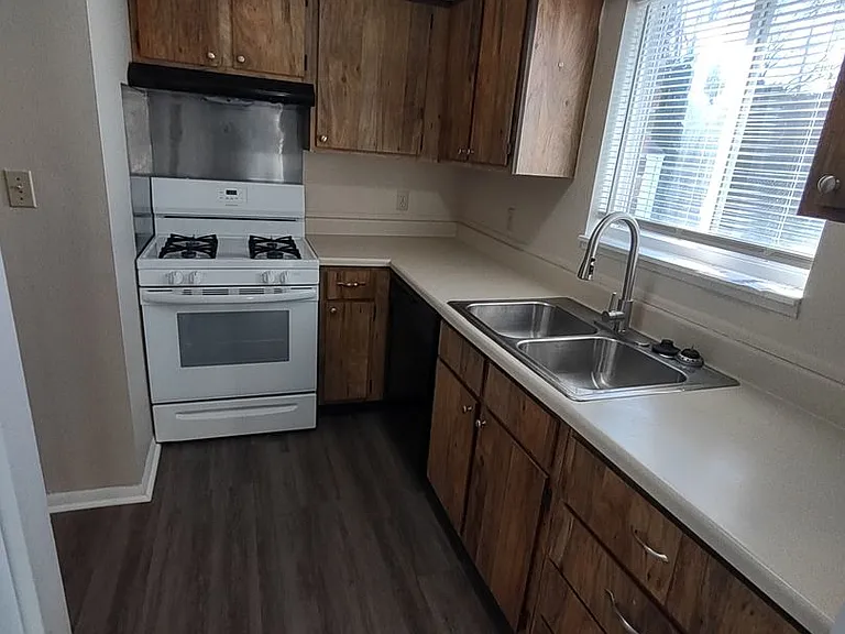 410 - WINDING BROOK APARTMENTS — Photo 47
