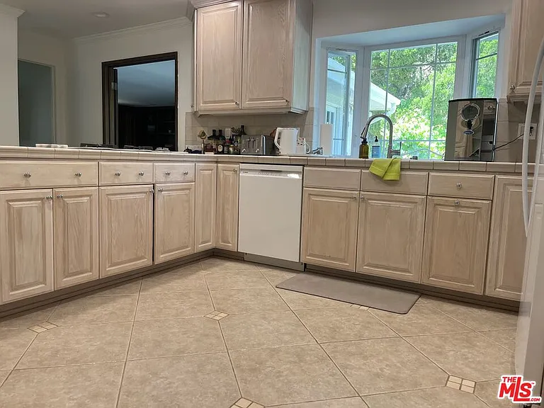 5819 Fairhaven Ave — Photo 9