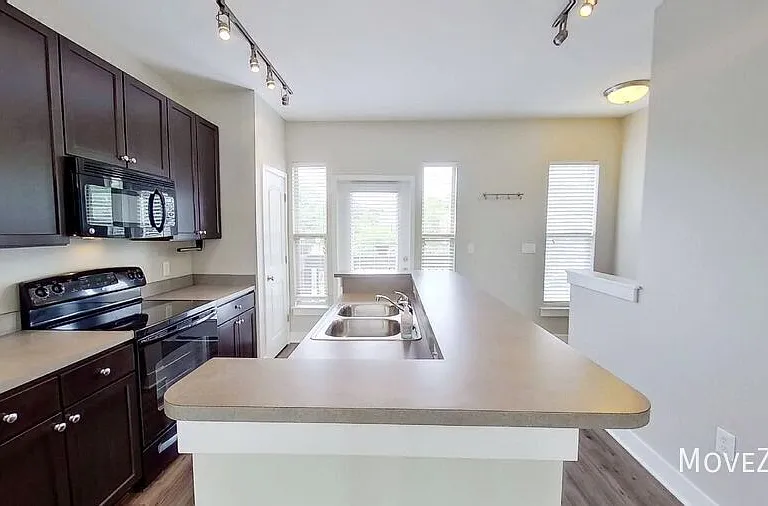 827 Seigle Point Dr — Photo 8