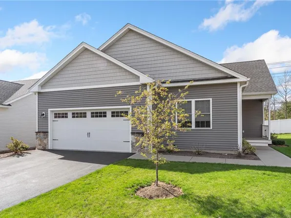 31 Gray Birch Ln, West Greenwich, RI 02817