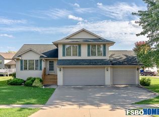 10 Penn Ridge Ct, North Liberty, IA 52317