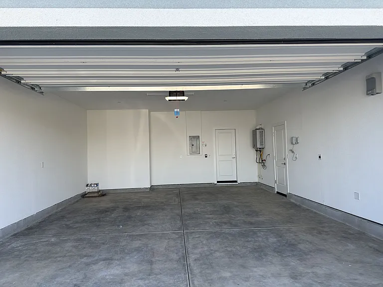 2779 Mulholland Dr — Photo 35