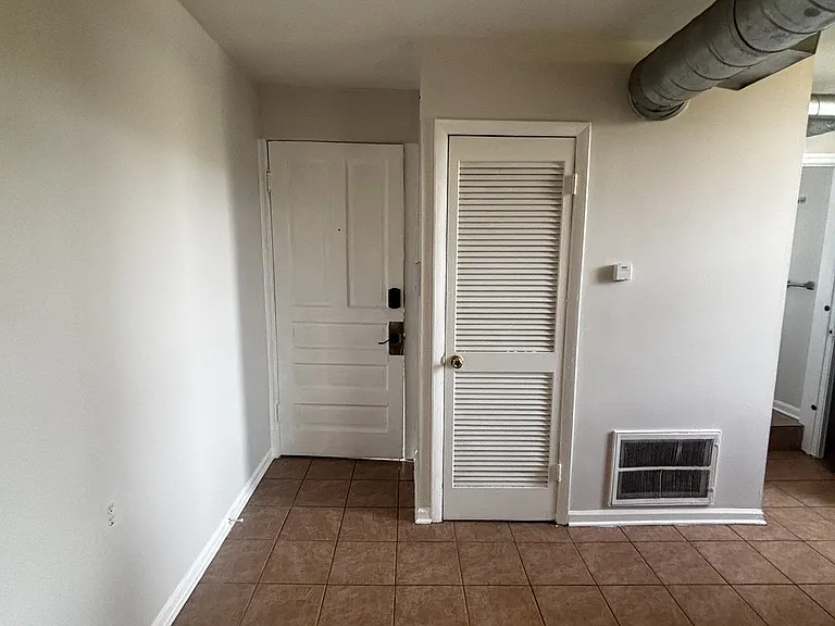 2101 S Marshall Blvd #3M — Photo 9