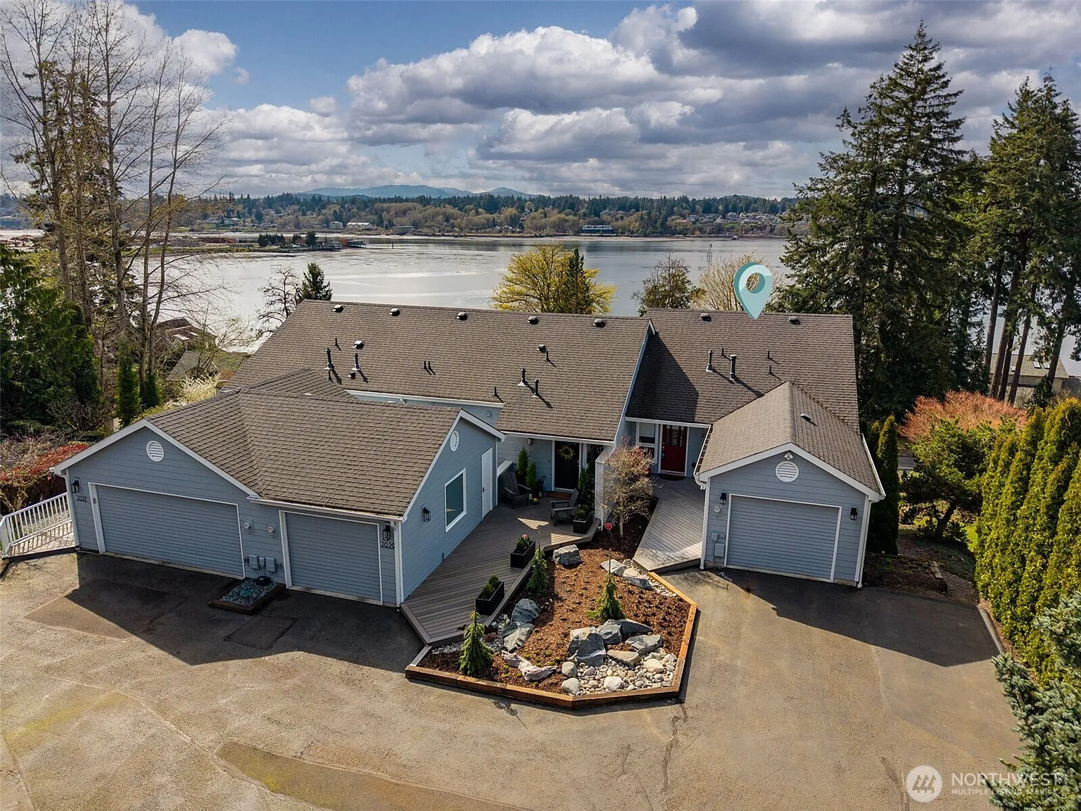 2031 Berry Street NE photo 1