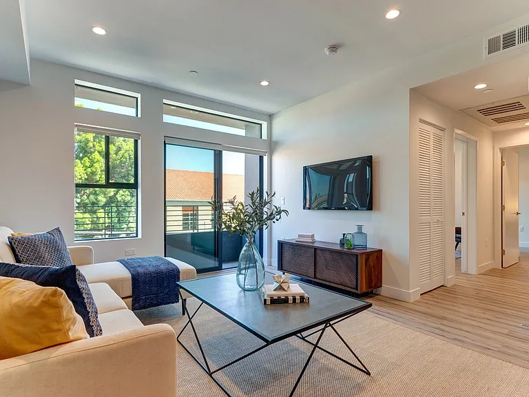 338 N Mariposa Ave — Photo 26