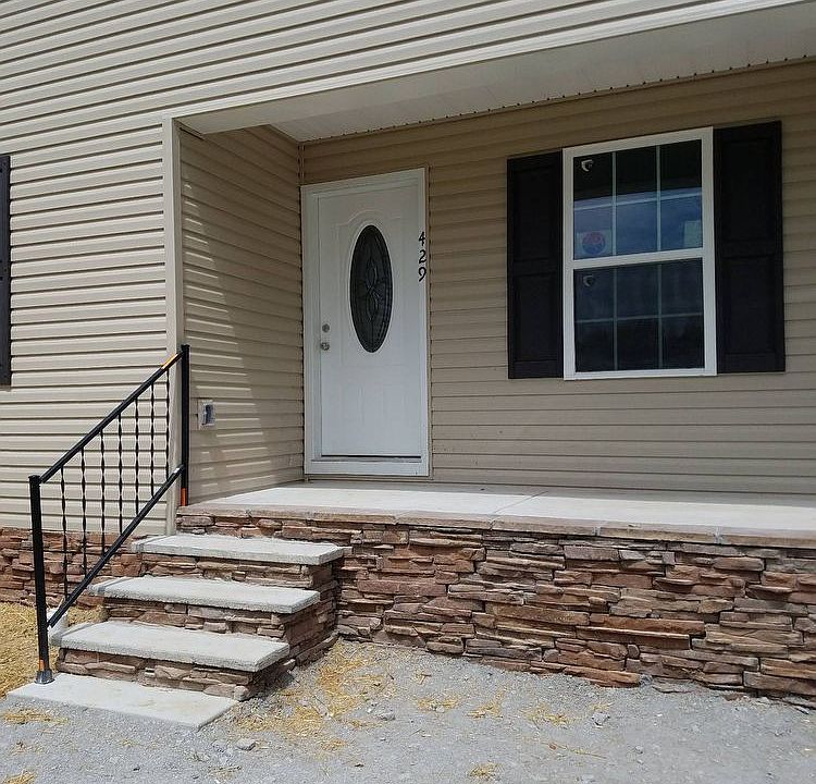 2nd image of 429 Oakwood Ln