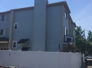 32 Prince Ln, Staten Island, NY 10309