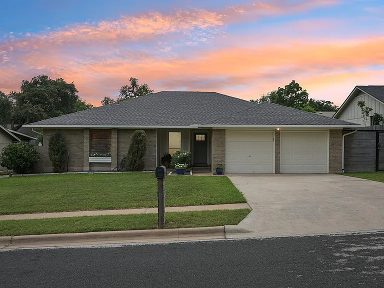 2717 Charlesworth Dr — Photo 2