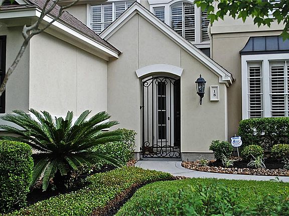 Entrance to the courtyard